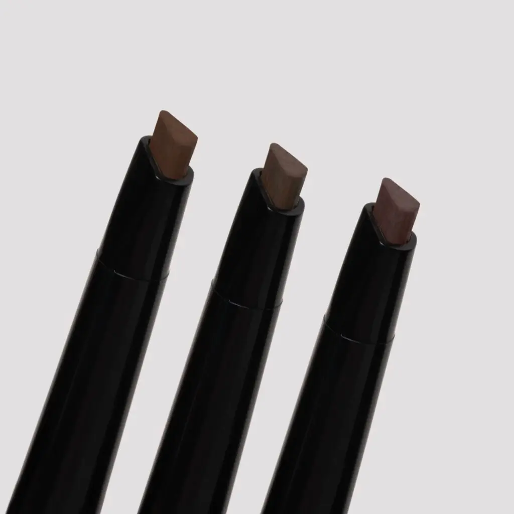 De drie kleuren van de Xynxira Brow Pencil: lichtbruin, donkerbruin en coffee