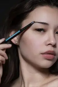 Model brengt de Xynxira Brow Pencil aan