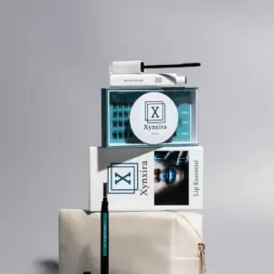 Xynxira giftset met lashes, lip kit en brow gel op een Glow Case