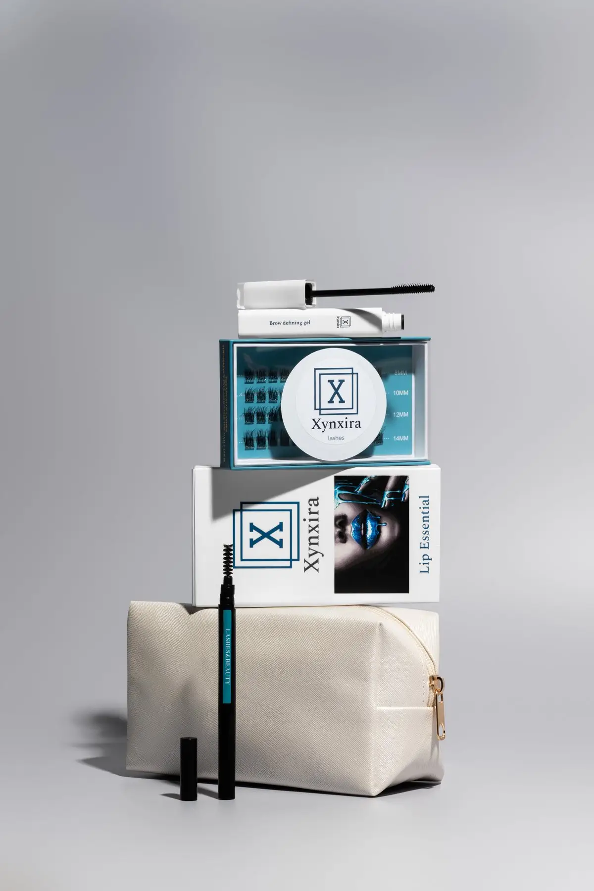 Xynxira giftset met lashes, lip kit en brow gel op een Glow Case