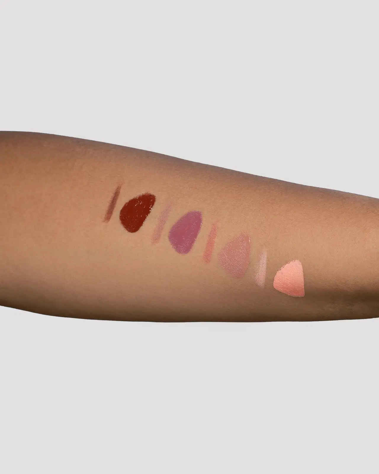 Swatches van de vier tinten Xynxira Lip Essentials