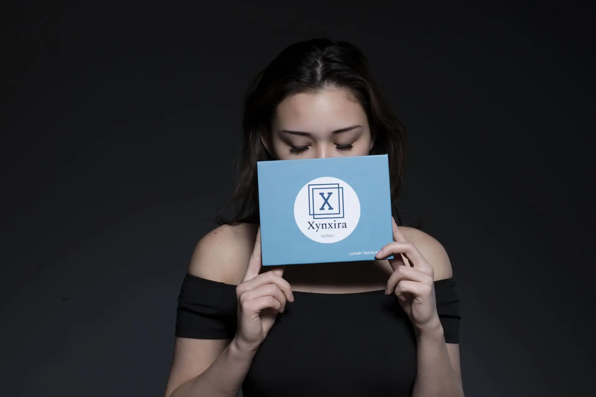 Model met de Luxury Traveling Kit Luna