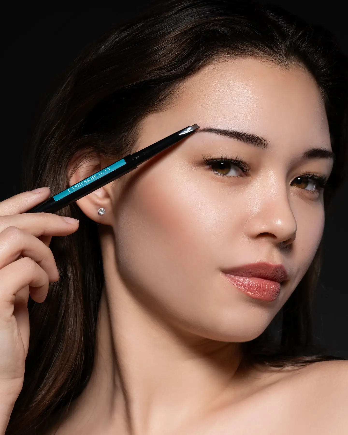 Model brengt de Xynxira Brow Pencil aan