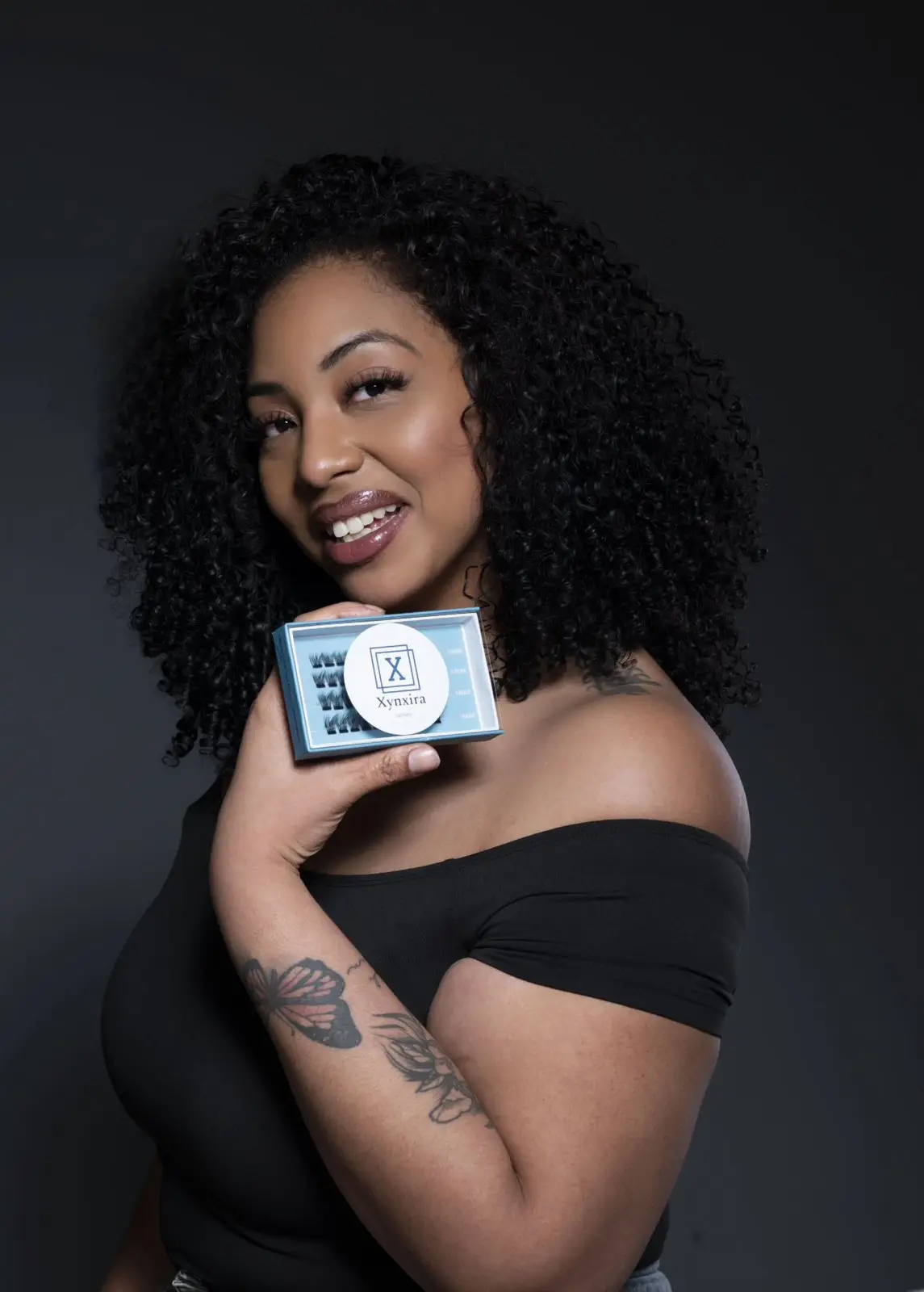 Model met Xynxira Easy 2 Press lashes