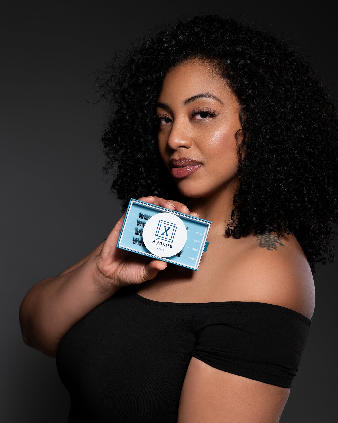 Model met de Xynxira Luxury Traveling Kit