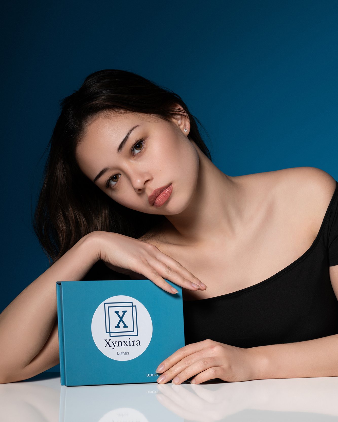 Model met Xynxira Luxury Traveling Kit